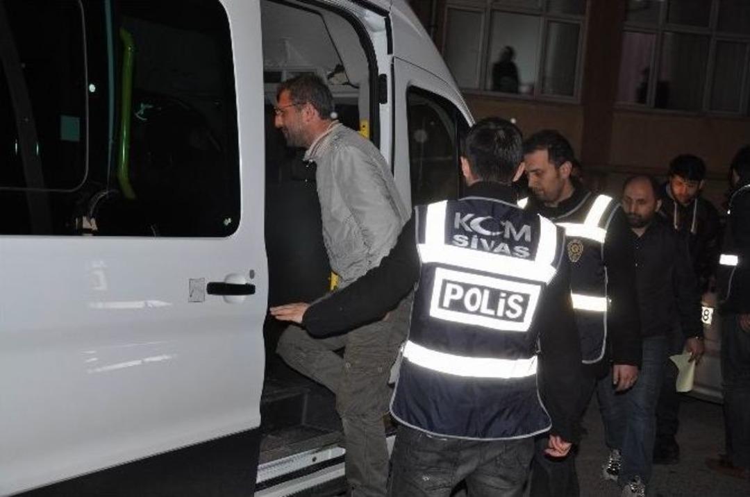 Tutuklanan Polisler Cezaevine G&ouml;nderildi