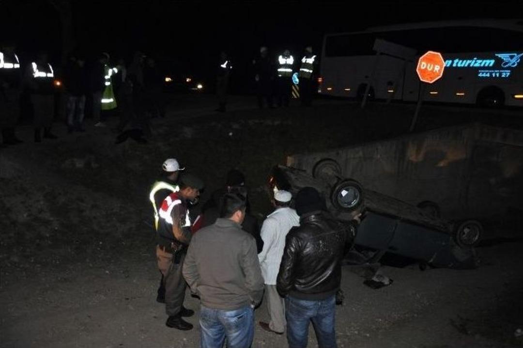 Otomobil Alt Ge&ccedil;ide U&ccedil;tu: 3 Yaralı