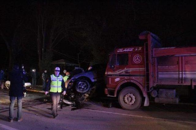 Adapazarı nda 3 Araçlı Zincirleme Kaza: 3 Ağır Yaralı 1