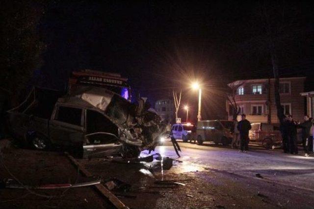 Adapazarı nda 3 Araçlı Zincirleme Kaza: 3 Ağır Yaralı 3