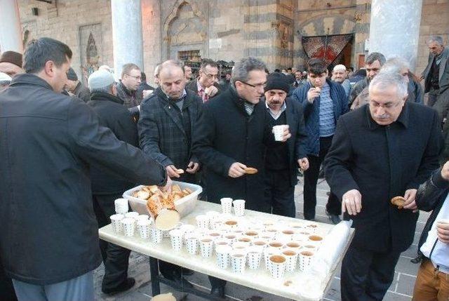 Sabah Namazı Sonrasıda Vatandaşa Çanakkale Menüsü