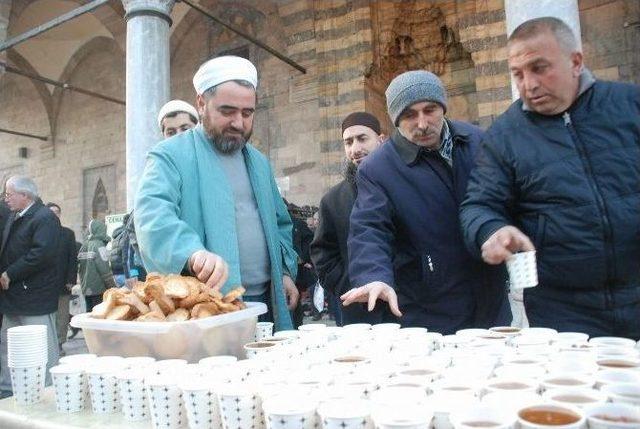 Sabah Namazı Sonrasıda Vatandaşa Çanakkale Menüsü