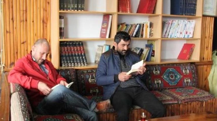 Kahvede Kitap K&ouml;şesi