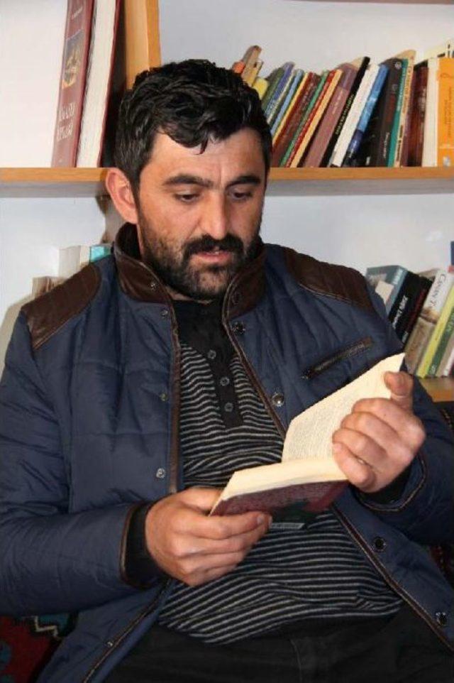 Kahvede Kitap Köşesi