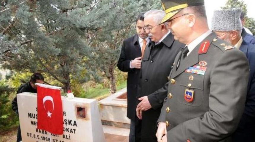 Namazdan &Ccedil;ıkanlara &Uuml;z&uuml;m Hoşafı Ve Ekmek Dağıtıldı (2)