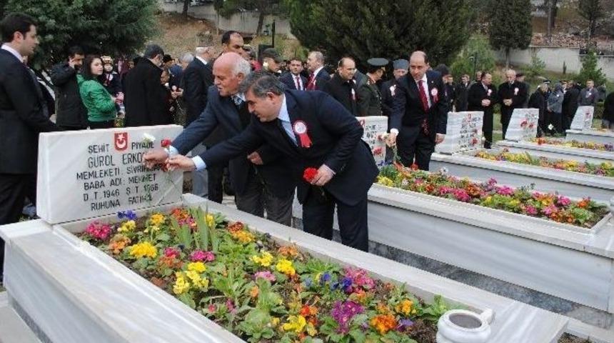 Şehit Mezarları &Ccedil;i&ccedil;eklerle Donatıldı
