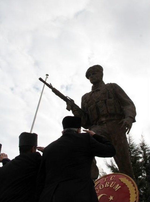 Şehit Çocuklarından Babalarının Mezarına Doğum Günü Çiçeği