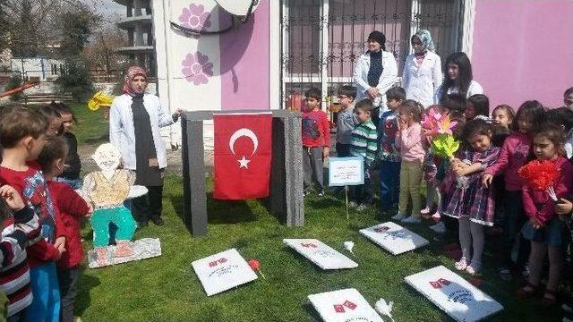 Minik Öğrenciler Şehitleri Andı