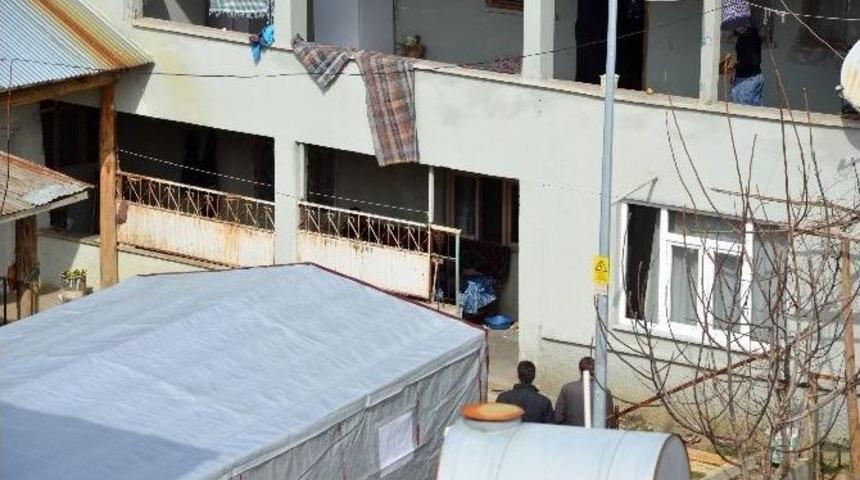 Yaşlı Kadın Boğazı Kesilerek &Ouml;ld&uuml;r&uuml;ld&uuml;