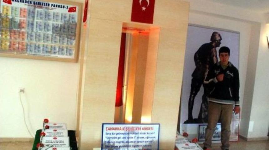 &Ccedil;anakkale Şehitler Abidesi'nin Maketiyle Şehitleri Andılar