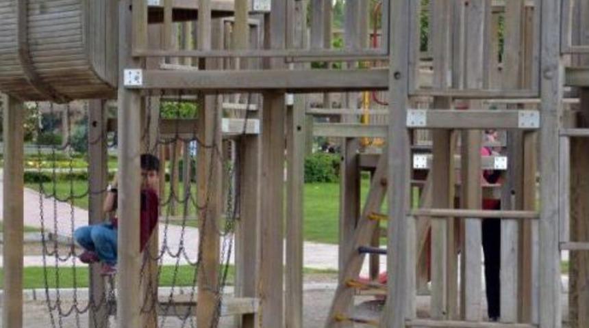 Parkta Oynarken 2 Metreden Düşen Çocuk Yaralandı