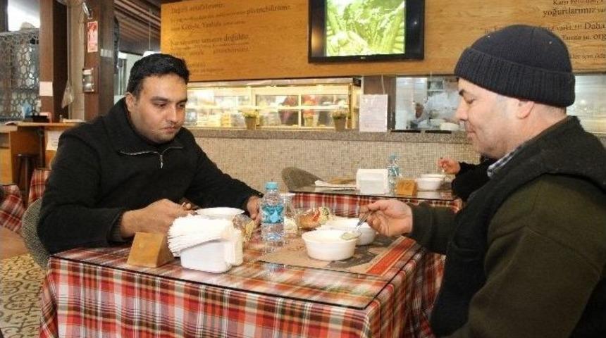 Denizli&rsquo;de Bir Restoran Bug&uuml;n Sadece &rsquo;&ccedil;anakkale Men&uuml;s&uuml;&rsquo; &Ccedil;ıkardı