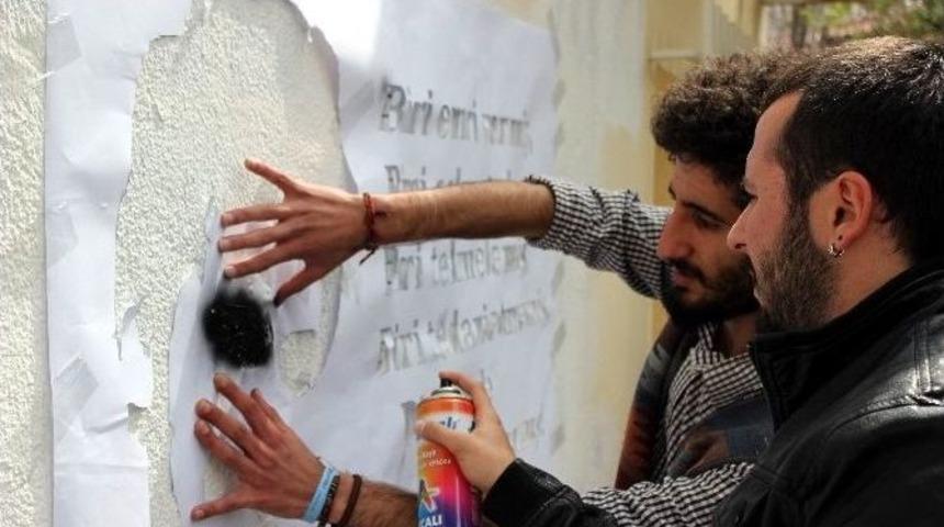 Dilek Feneri, Eylem Yapan &Ouml;ğrencilerin Elinde Yandı