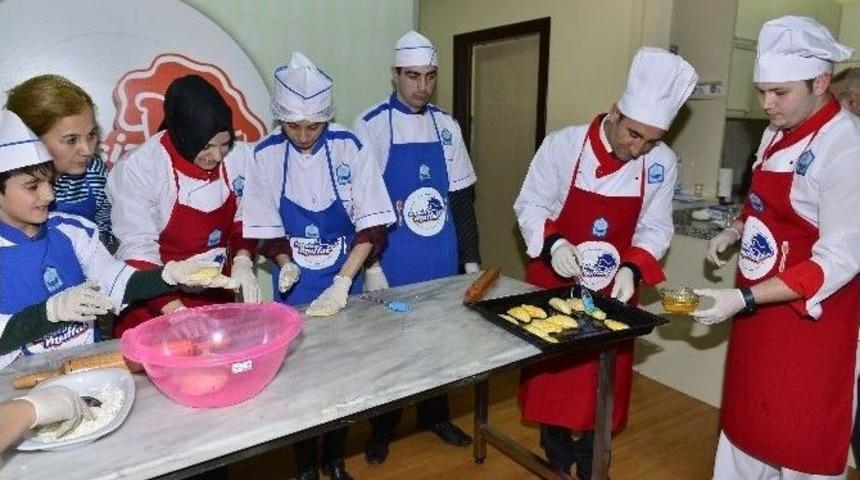 Başkan Edebali, Eline Oklava Alıp Hamur Açtı