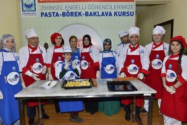 Başkan Edebali, Eline Oklava Alıp Hamur Açtı