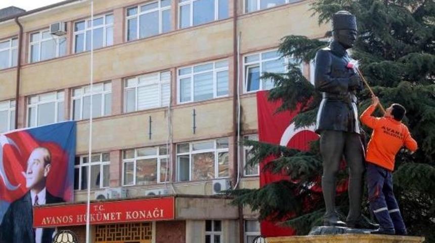 Atat&uuml;rk Anıtı Temizlendi