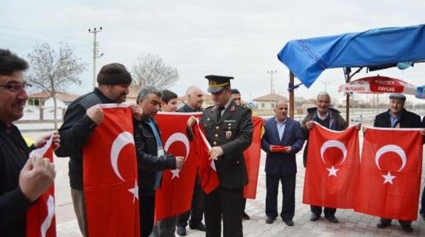 Kulu'da Jandarma 3800 T&uuml;rk Bayrağı Dağıttı