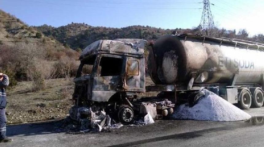Soda Y&uuml;kl&uuml; Tanker Hareket Halindeyken Alev Alıp Yandı