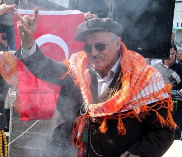 Mhp'li Aday Adayı 'bozkurt'u 'rockçı' Işaretiyle Karıştırdı