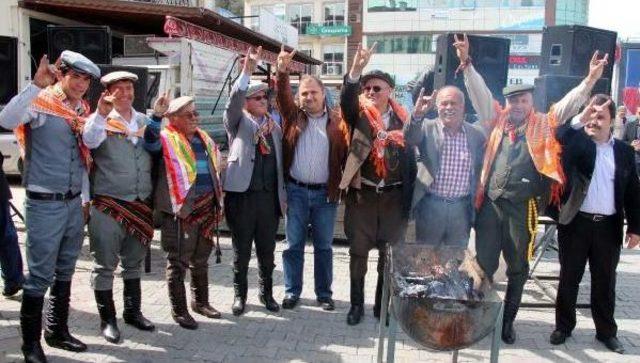 Mhp'li Aday Adayı 'bozkurt'u 'rockçı' Işaretiyle Karıştırdı