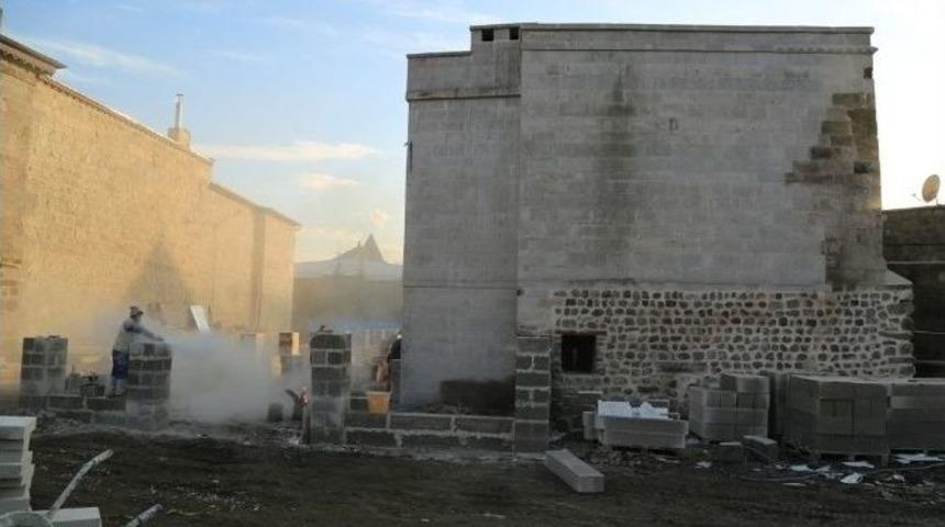 Sır&ccedil;alı K&uuml;mbet İle Gavremoğlu Konağı Aslına Uygun Olarak Onarılacak