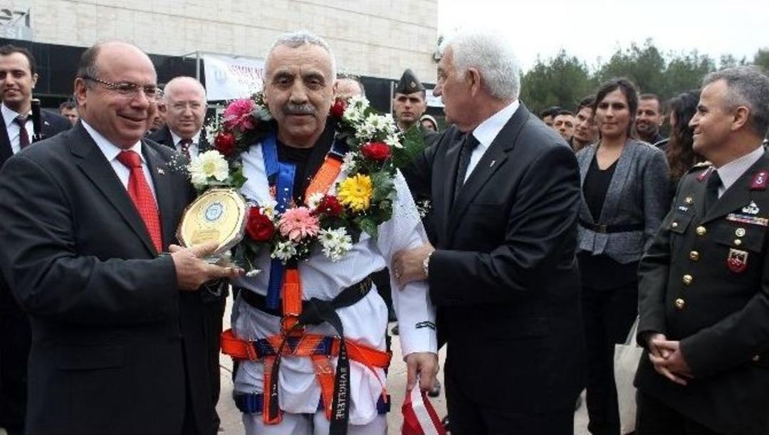 Şehitler İ&ccedil;in D&uuml;nya Rekoru Kırdı