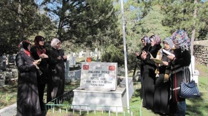 Hisarcık Ak Parti Kadın Kollarından Şehit Mezarlarına Anlamlı Ziyaret