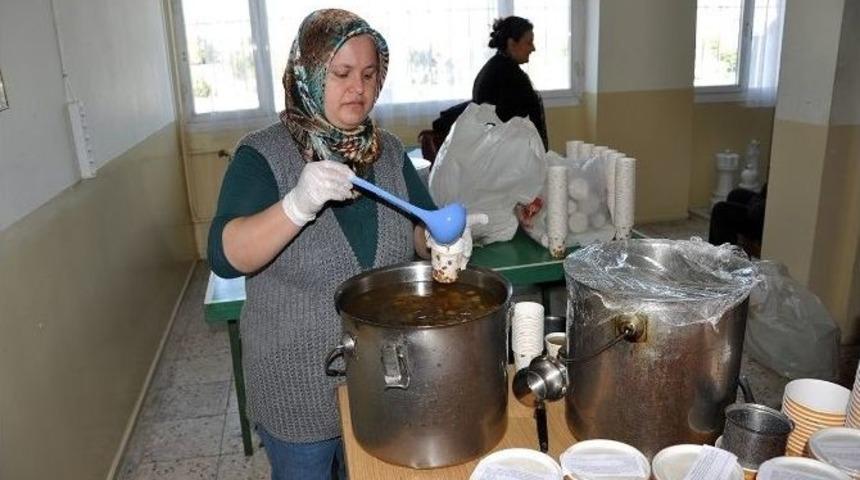 Aliağalı &Ouml;ğrenciler, Şehitleri Kırık Buğday &Ccedil;orbasıyla Andı