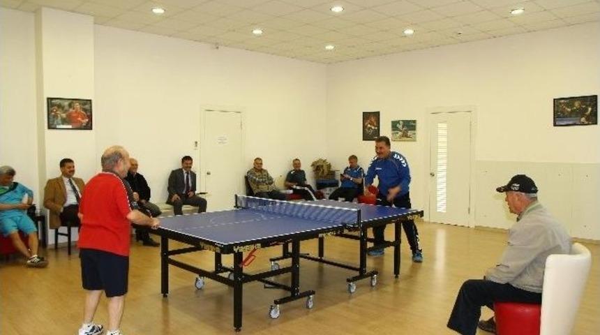 Başkan Tuna, Masa Tenisi Tutkunlarıyla G&ouml;steri Ma&ccedil;ı Yaptı