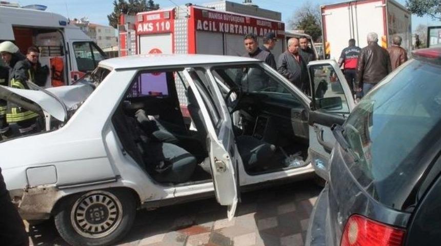 Akhisar&rsquo;da Trafik Kazası: 2 Yaralı