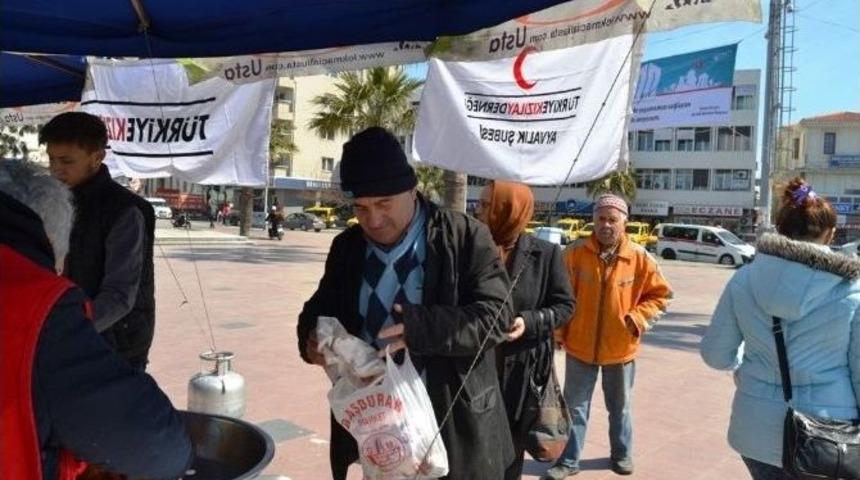Ayvalık&rsquo;ta Kızılay Derneği&rsquo;nden Şehitler İ&ccedil;in Lokma Hayrı