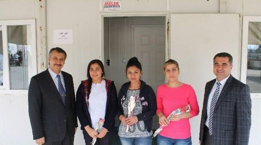 Aksoy, Sağlık &Ccedil;alışanlarına Karanfil Dağıttı