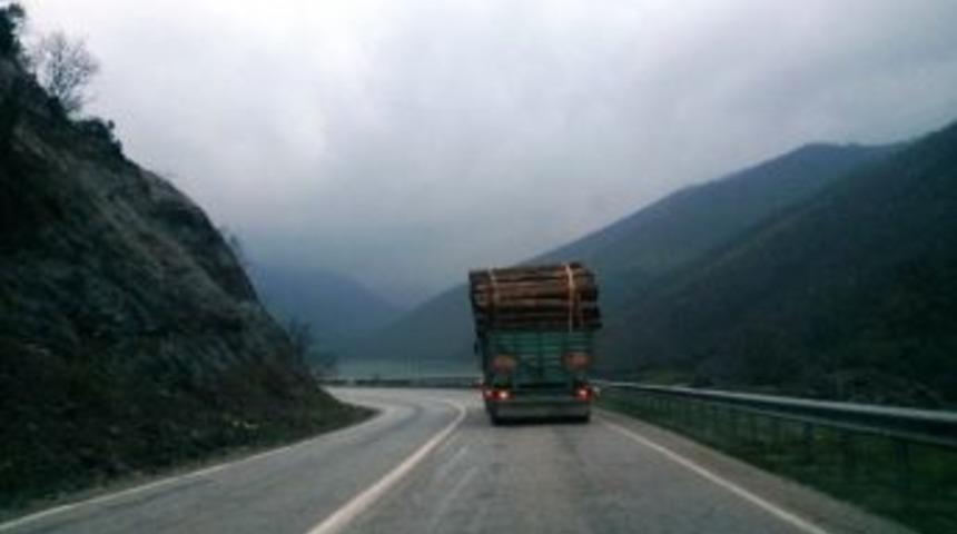 Tomruk Y&uuml;kl&uuml; Kamyonlar Tehlike Sa&ccedil;ıyor