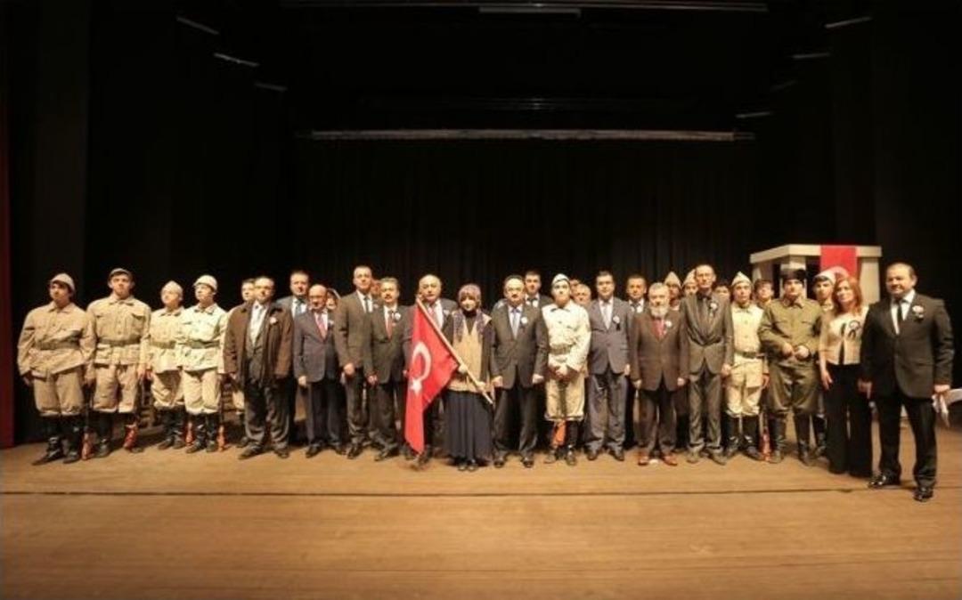 &Ouml;ğrencilerin &Ccedil;anakkale Oyunu Duygulu Anlar Yaşattı