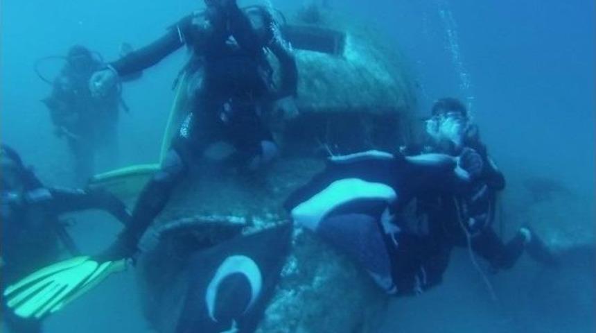 Deniz Altında T&uuml;rk Bayrağı A&ccedil;tılar