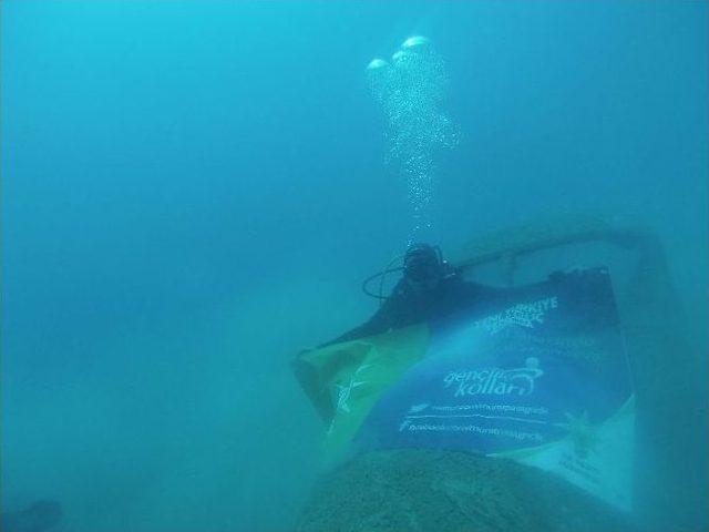 Deniz Altında T&uuml;rk Bayrağı A&ccedil;tılar 1