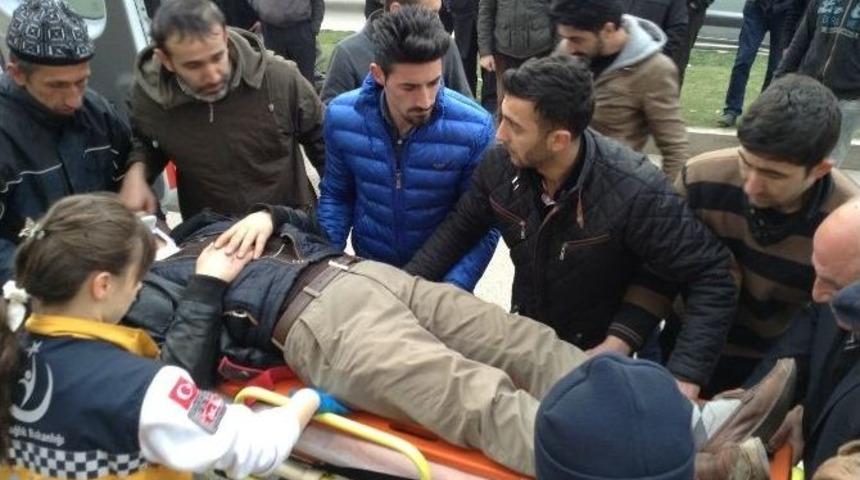 Minib&uuml;se &Ccedil;arptı Motosiklet S&uuml;r&uuml;c&uuml;s&uuml; Ağır Yaralandı