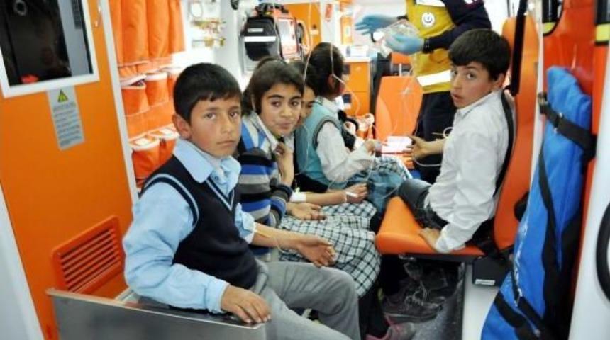Besni'de 12 &Ouml;ğrenci Yemekten Zehirlendi