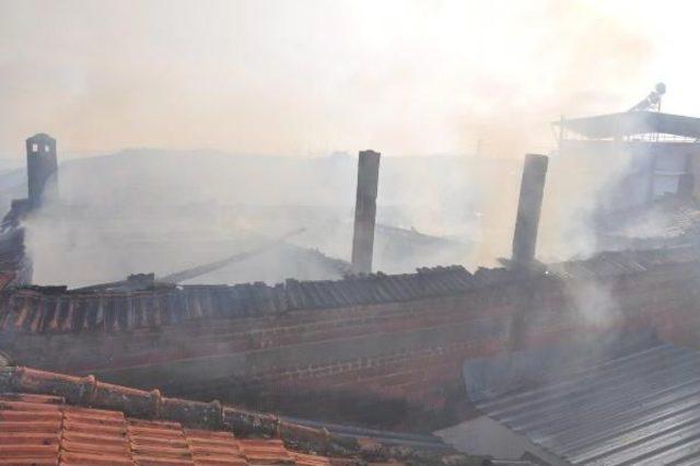 İki Kat Ahşap Ev Yangında Küle Döndü