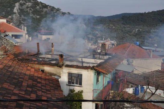 İki Kat Ahşap Ev Yangında Küle Döndü