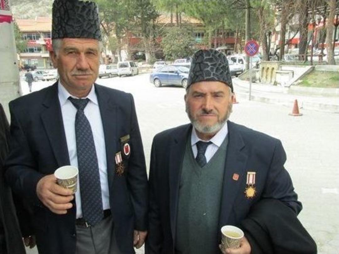 Şaphane Kaymakamı Asım Solak, B&uuml;y&uuml;k Zaferin 100. Yılında Şehit Yakınları Ve Gaziler Onuruna Yemek Verdi