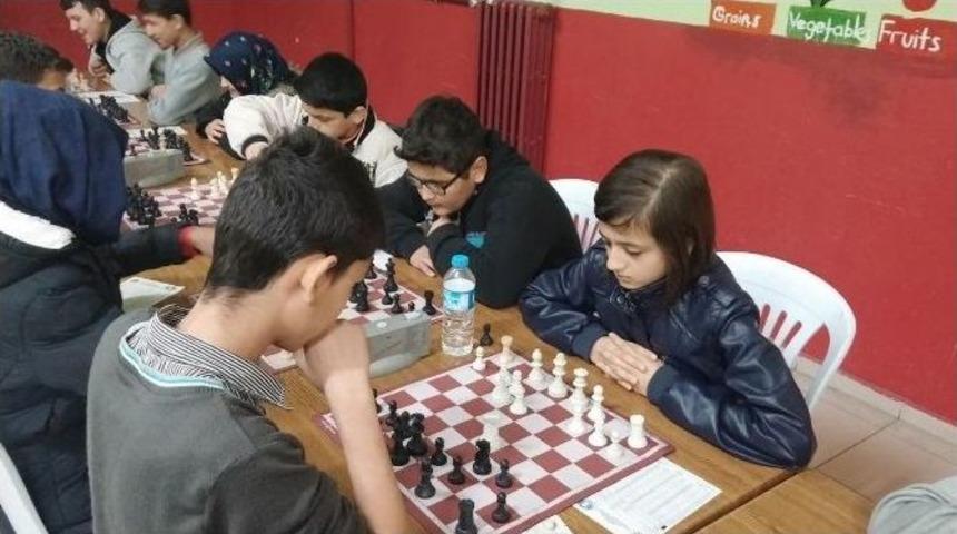 Satran&ccedil; B&ouml;lge M&uuml;sabakalarında Cumhuriyet İlk&ouml;ğretim Okulundan İki &Ouml;ğrenci Dereceye Girdi