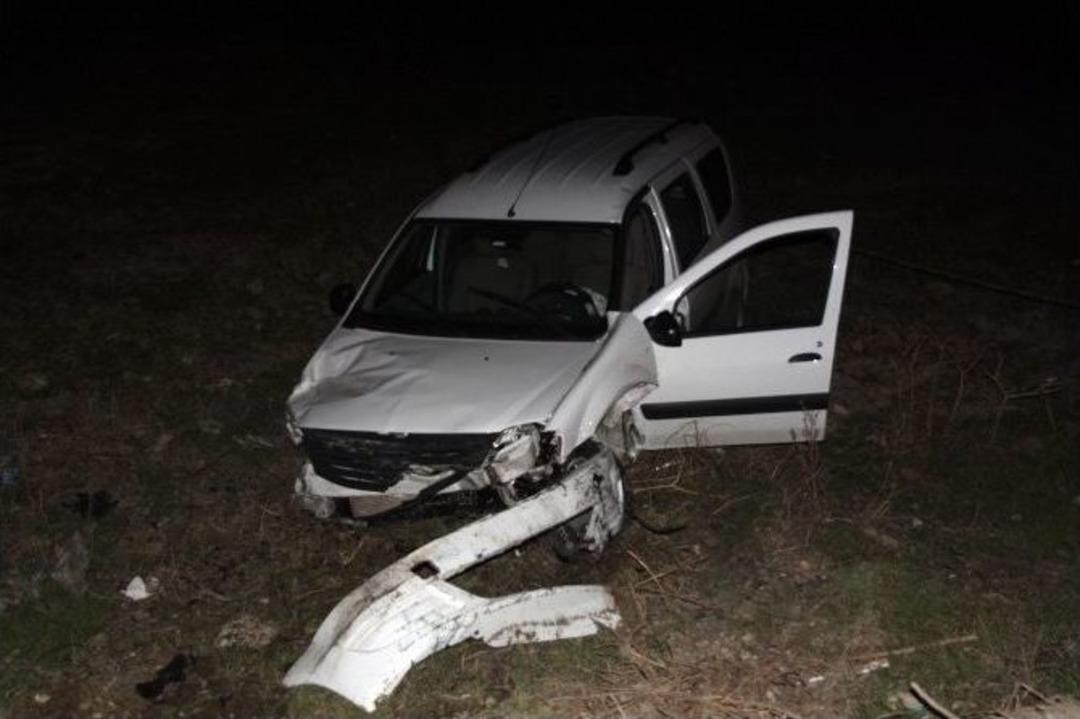 K&ouml;peğe &Ccedil;arpmamak İ&ccedil;in Takla Attı: 2 &Ouml;l&uuml;, 3 Yaralı