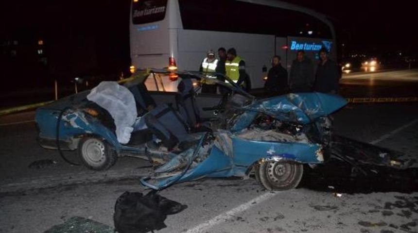 Köpeğe Çarpmamak Için Direksiyonu Kıran Otomobil Karşı Şerite Geçip Başka Bir Araca Çarptı: 2 Ölü, 3 Yaralı