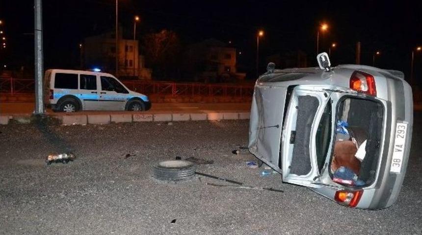 Otomobil Arsaya U&ccedil;tu Polis Yaralı Aradı