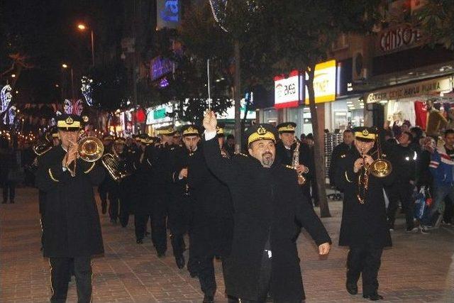 Çanakkale Şehitleri Anısına 3 Bin Kişilik Fener Alayı