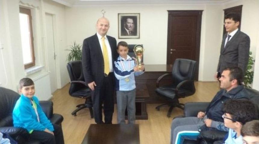 Şampiyonlar&rsquo;dan Kaymakam K&uuml;&ccedil;&uuml;k&rsquo;e Ziyaret