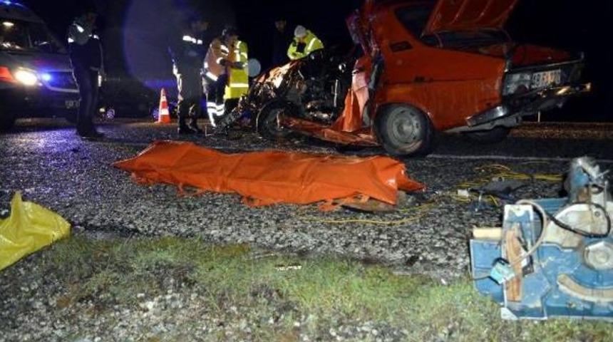 Kamyonet Ile Otomobil Kafa Kafaya &Ccedil;arpıştı: 1 &Ouml;l&uuml;, 3 Yaralı