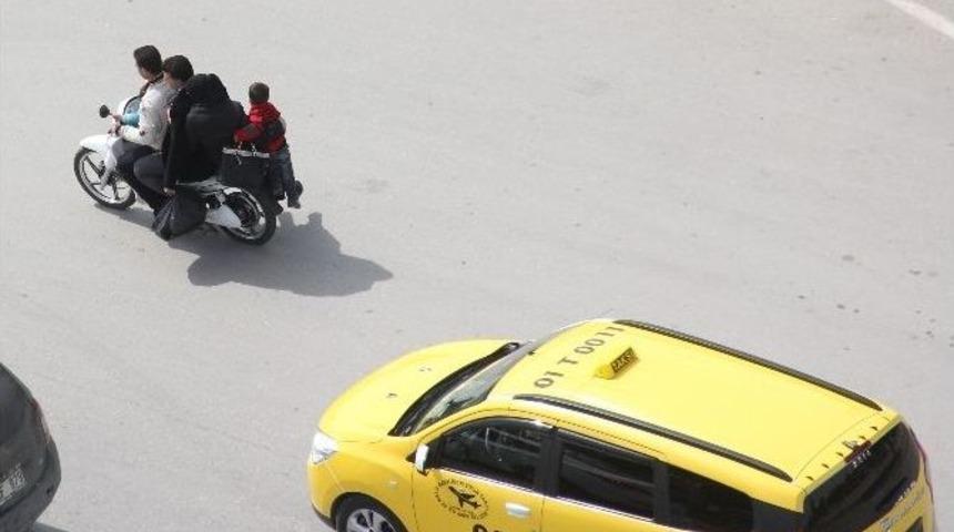 Motosiklette Tehlikeli Yolculuk