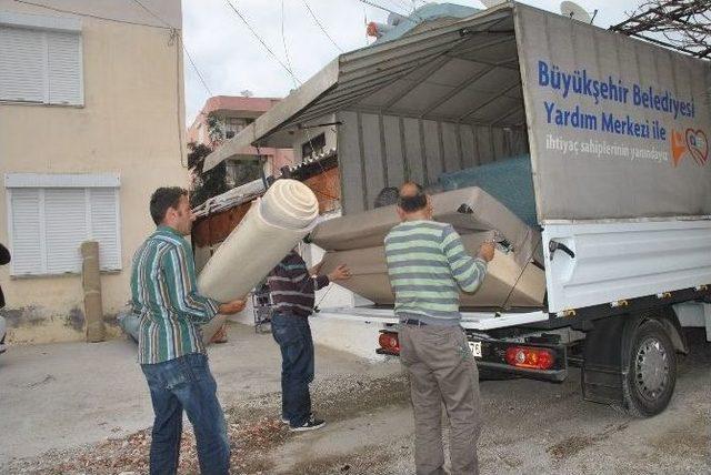 Demre’de İhtiyaç Sahiplerine Yardım Devam Ediyor